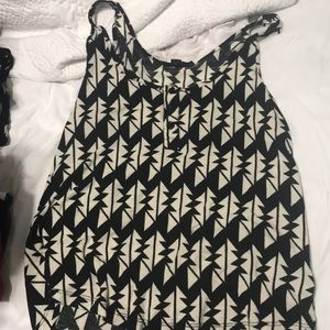 Houndstooth like pattern tank